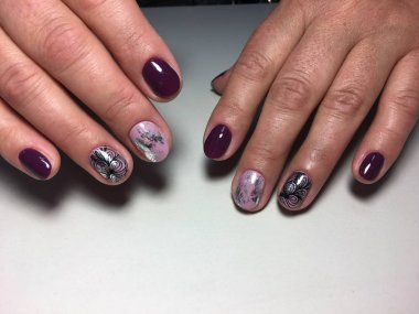 Sonbahar Erik manikür gümüş folyo ve siyah tasarımı ile