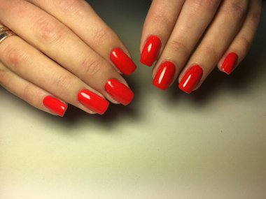 uzun tırnaklar üzerinde parlak sonbahar kırmızı manikür