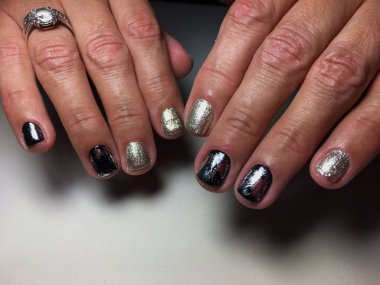 Kısa çivi siyah folyo ile şık gümüş manikür