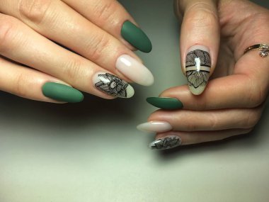 siyah çiçek tasarım damgalama ile sonbahar yeşil manikür