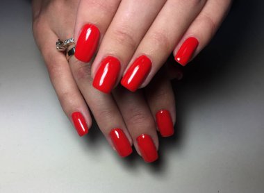 uzun tırnaklar üzerinde parlak sonbahar kırmızı manikür