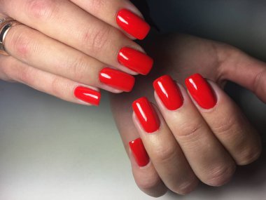 uzun tırnaklar üzerinde parlak sonbahar kırmızı manikür