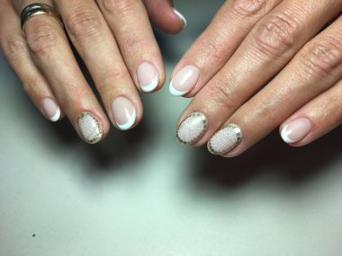 uzun çivi ile beyaz tasarım üzerinde hassas Fransız manikür