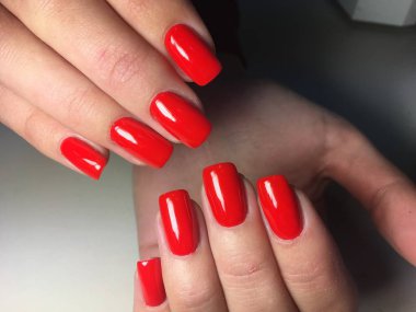 uzun tırnaklar üzerinde parlak sonbahar kırmızı manikür