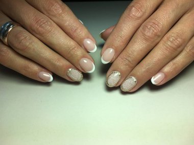 uzun çivi ile beyaz tasarım üzerinde hassas Fransız manikür