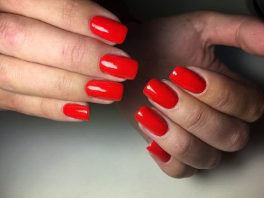 uzun tırnaklar üzerinde parlak sonbahar kırmızı manikür