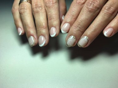 uzun çivi ile beyaz tasarım üzerinde hassas Fransız manikür