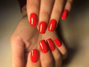 uzun tırnaklar üzerinde parlak sonbahar kırmızı manikür
