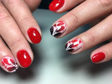 moda kırmızı manikür siyah tüyler kısa çivi ile