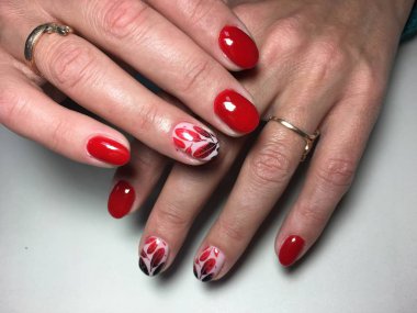 moda kırmızı manikür siyah tüyler kısa çivi ile