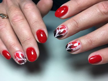 moda kırmızı manikür siyah tüyler kısa çivi ile