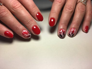 moda kırmızı manikür siyah tüyler kısa çivi ile