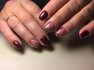 Marsala renkli siyah tonları teması ile moda manikür.