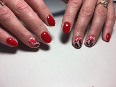 moda kırmızı manikür siyah tüyler kısa çivi ile