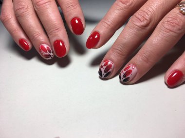 moda kırmızı manikür siyah tüyler kısa çivi ile