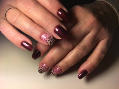 Marsala renkli siyah tonları teması ile moda manikür.