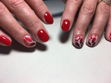 moda kırmızı manikür siyah tüyler kısa çivi ile