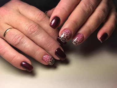 Marsala renkli siyah tonları teması ile moda manikür.