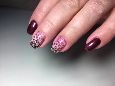 Marsala renkli siyah tonları teması ile moda manikür.