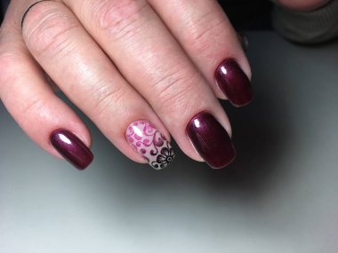 Marsala renkli siyah tonları teması ile moda manikür.