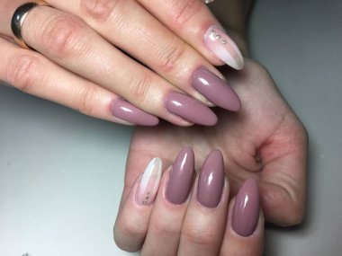 beyaz tonları teması ile moda bej manikür