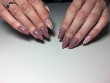 beyaz tonları teması ile moda bej manikür