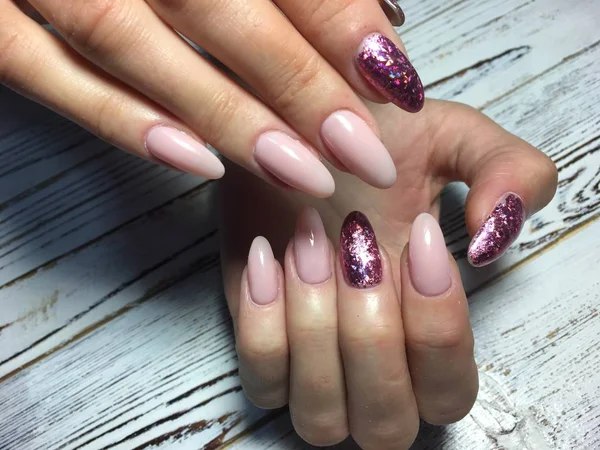 Modieuze Beige Manicure Lange Ovale Nagels Met Een Gouden Ontwerp — Stockfoto