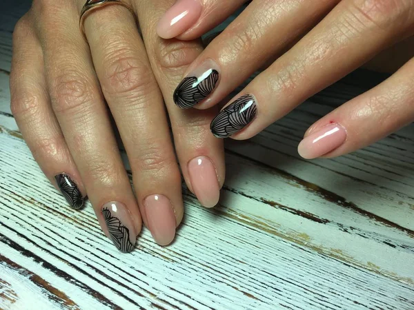 Trendy Roze Manicure Ovaal Nagels Met Zwart Design — Stockfoto