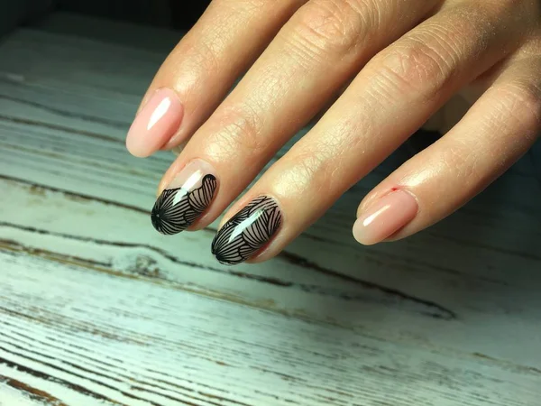 Trendy Roze Manicure Ovaal Nagels Met Zwart Design — Stockfoto