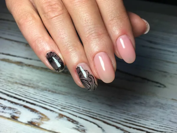 Manicure Rosa Alla Moda Unghie Ovali Con Design Nero — Foto Stock