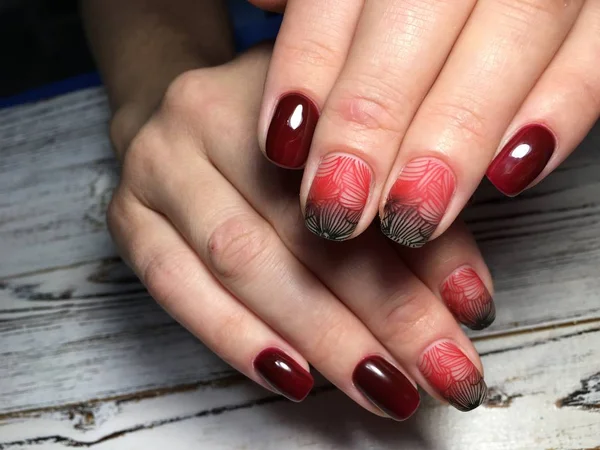 Manicura Moda Marsala Con Diseño Degradado — Foto de Stock