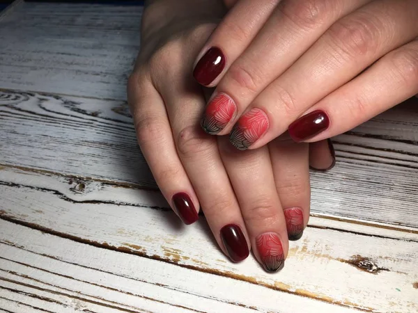 Manicure Alla Moda Marsala Con Design Sfumato — Foto Stock