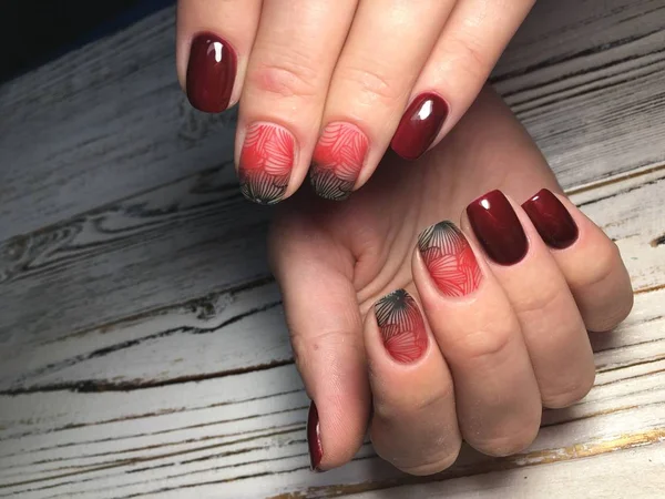 Modny Manicure Marsali Wzorem Gradientu — Zdjęcie stockowe