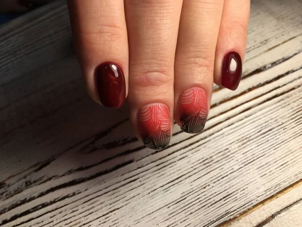 Manicure Alla Moda Marsala Con Design Sfumato — Foto Stock