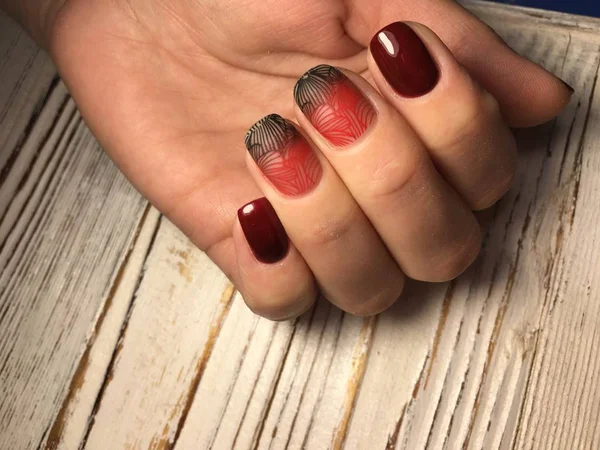 Modny Manicure Marsali Wzorem Gradientu — Zdjęcie stockowe