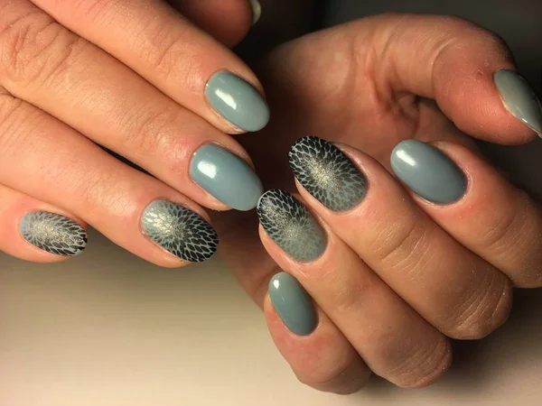 Manicura Gris Otoño Moda Con Diseño Negro — Foto de Stock