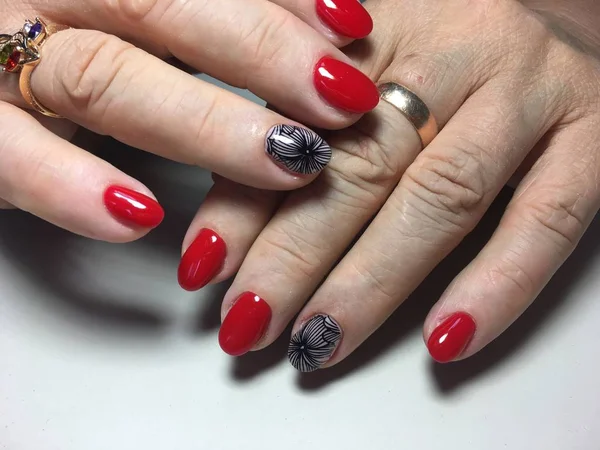 Manicura Roja Brillante Moda Con Diseño Negro —  Fotos de Stock