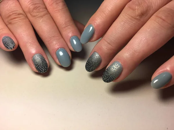 Manicura Gris Otoño Moda Con Diseño Negro —  Fotos de Stock