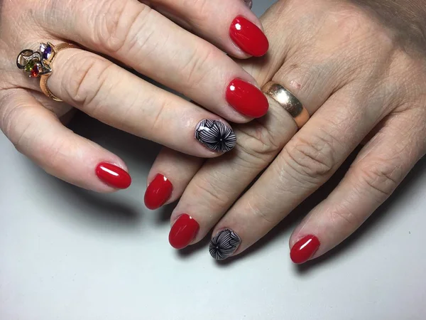 Manicure Vermelho Brilhante Moda Com Design Preto — Fotografia de Stock