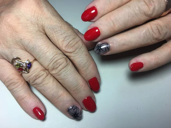 Modne Jasny Czerwony Manicure Czarny Design — Zdjęcie stockowe