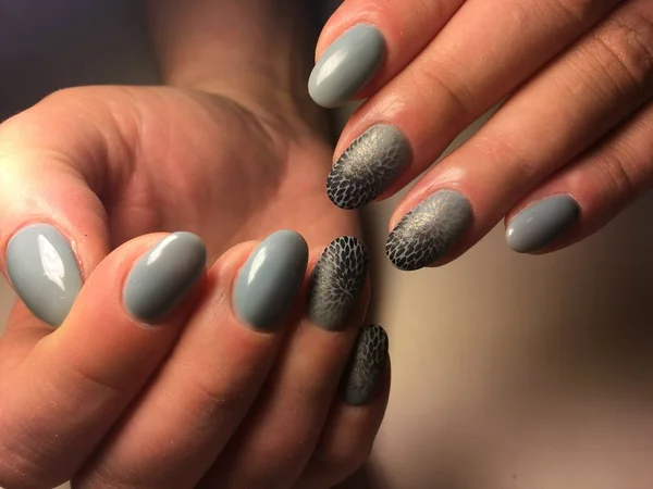 Manicura Gris Otoño Moda Con Diseño Negro — Foto de Stock