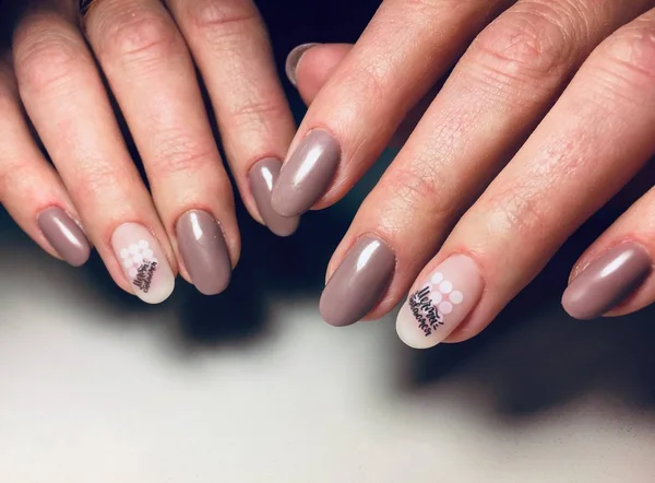 Beżowy Modny Manicure Czarny Napis Długie Paznokcie — Zdjęcie stockowe