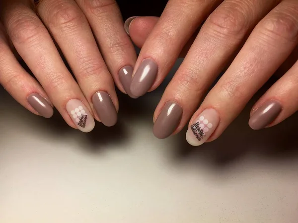 Manucure Beige Mode Avec Inscription Noire Sur Longs Ongles — Photo