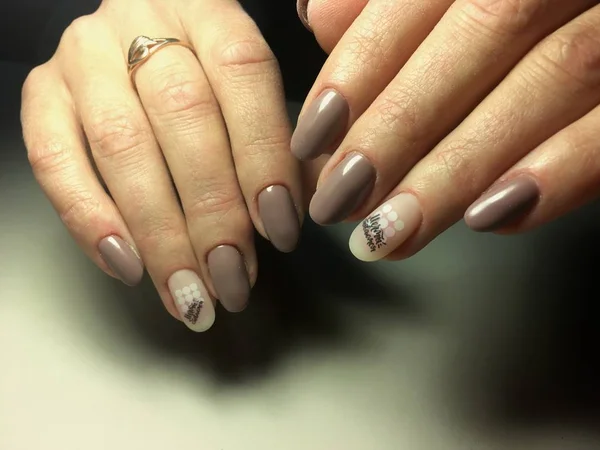 Manicura Beige Moda Con Inscripción Negra Uñas Largas —  Fotos de Stock