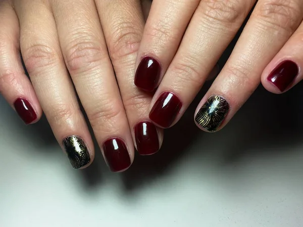 Modny Manicure Burgund Czarny Złoty — Zdjęcie stockowe