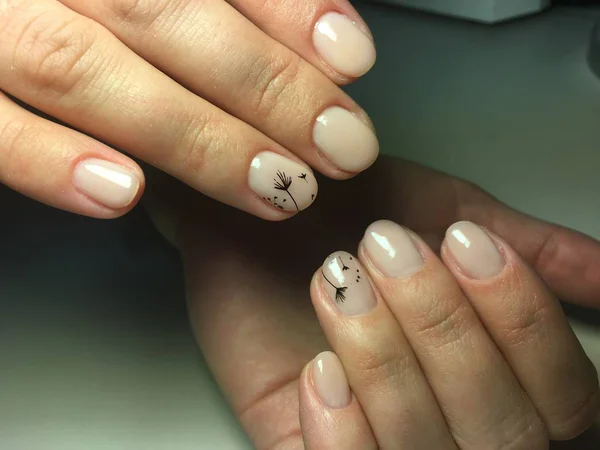 Delicate Beige Manicure Met Zwarte Paardebloemen Lange Nagels — Stockfoto