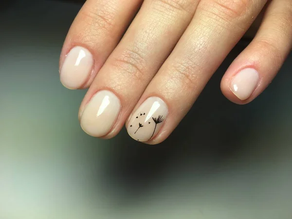 Délicate Manucure Beige Avec Des Pissenlits Noirs Sur Longs Ongles — Photo