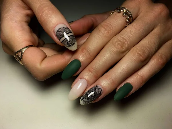 Manicura Verde Otoño Con Diseño Estampado Flores Negras — Foto de Stock