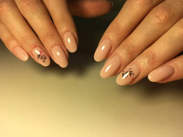 Miękki Beżowy Manicure Czarnym Modny Design — Zdjęcie stockowe