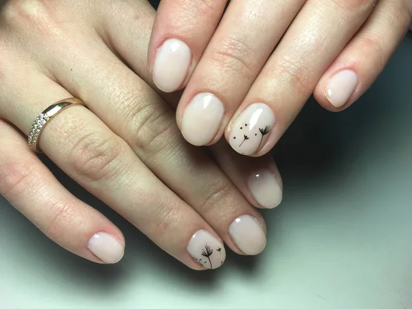 uzun tırnaklar üzerinde siyah dandelions ile hassas bej manikür